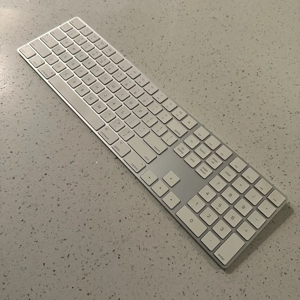 Apple Magic Keyboard with Numeric Keypad - US English / doesn’t hold charge
